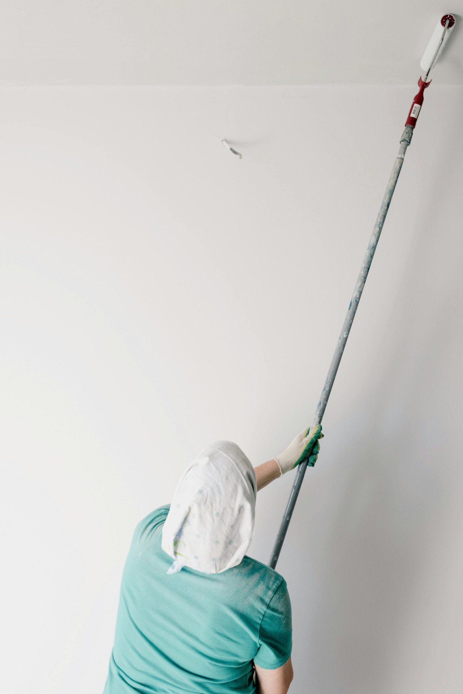Votre artisan peintre à Anglet et ses environs Nous accordons une grande importance à la relation que nous entretenons avec nos clients, et nous pensons que garder une équipe à taille humaine est la clé pour construire une relation de confiance avec chacun d’entre eux. Nous mettons un point d’honneur à vous accompagner du début à la fin de vos projets. Nous vous proposons de réaliser ensemble un devis gratuit et détaillé, et nous engageons à être réactifs et flexibles. Nous avons pour principe de toujours respecter les délais que nous annonçons, et d'apporter le plus grand soin à la qualité de notre travail.